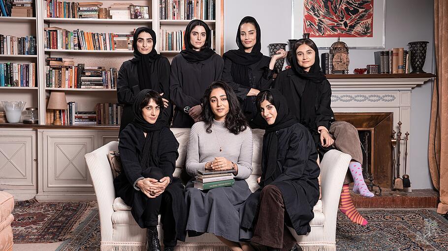 Die Literaturprofessorin Azar Nafisi (Golshifteh Farahani, Mitte) erlebt in Teheran den Wandel zum Islamischen Staat, der Frauen immer mehr einengt. Ihre Wohnung wird zum Zufluchtsort – nicht nur für die Literatur.