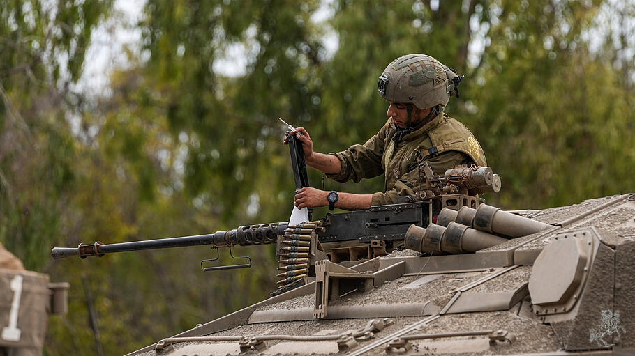 Ein israelischer Soldat arbeitet an einem Panzer in der Nähe der israelischen Grenze zum Gazastreifen.