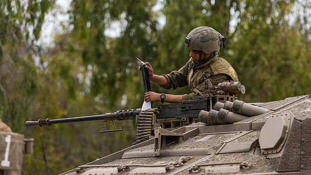 Ein israelischer Soldat arbeitet an einem Panzer in der Nähe der israelischen Grenze zum Gazastreifen.