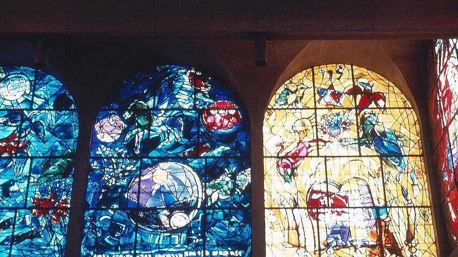 Die von Marc Chagall gestalteten Fenster der Synagoge in der Hadassah Universität