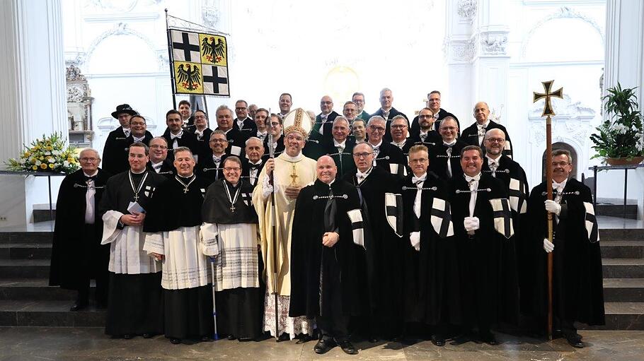 Hochmeister mit den neu aufgenommenen Familiaren des Deutscher Orden