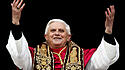 Papst Benedikt XVI. grüßt die Pilger am 19. April 2005 vom Balkon des Petersdoms