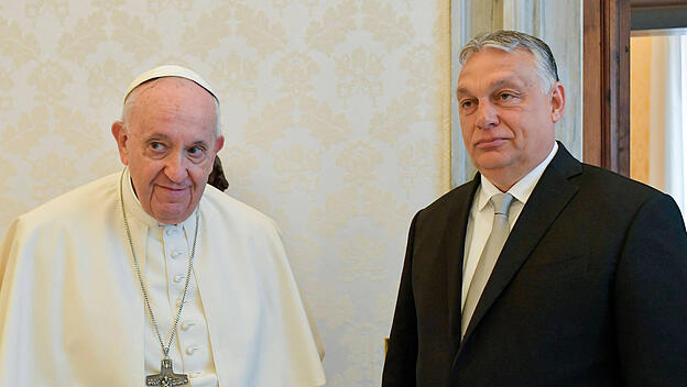 Franziskus mit Viktor Orban in Rom