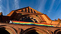 Regenbogenfahne an Kirche