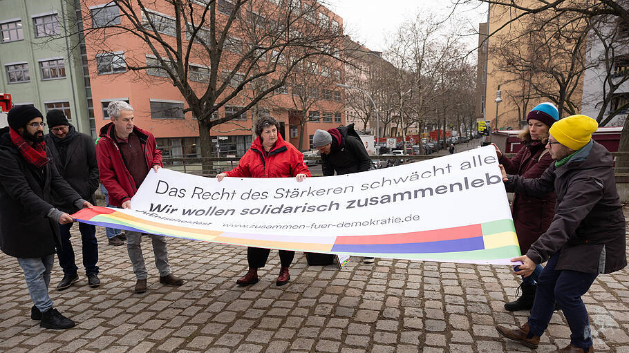 Banneraktion des Buendnisses "Zusammen für Demokratie", Vertreter entrollen ein Banner