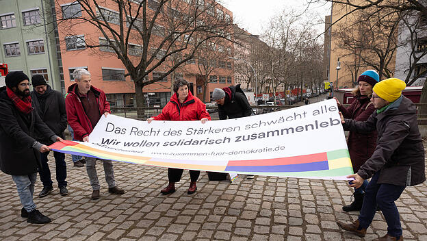 Banneraktion des Buendnisses "Zusammen für Demokratie", Vertreter entrollen ein Banner