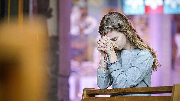 Junge Frau im Gebet