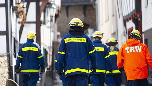 Mitglieder des Technischen Hilfswerks (THW) gehen bei Räumarbeiten nach der Unwetter-Katastrophe in Bad Münstereifel
