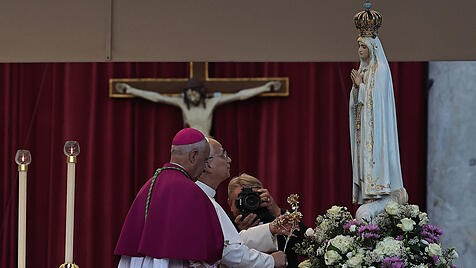 Papst Leo und Erzbischof Rino Fisichella