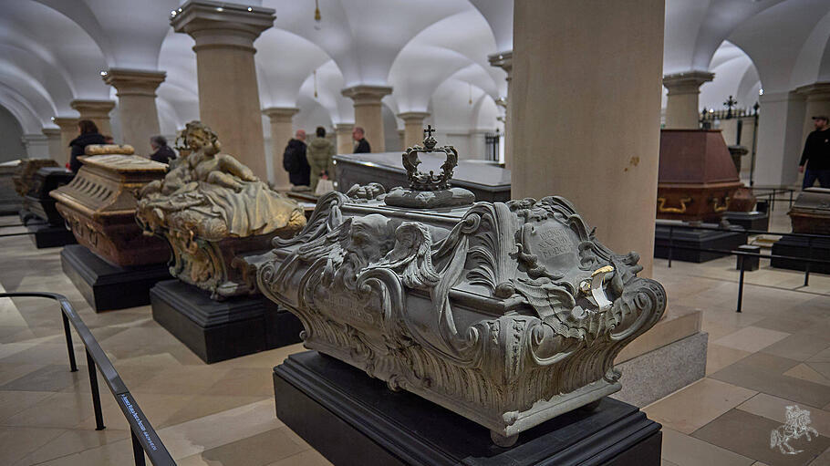 Der Sarg von Friedrich Wilhelm Prinz von Preu&szlig;en ist bei diskreter wie perfekter Ausleuchtung in allen Details zu besichtigen.