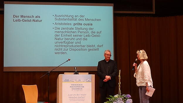 Michael Stickelbroeck und Mechthild Löhr bei der Fragerunde nach dem Vortrag