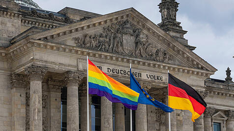 Regenbogenflagge vor dem Reichstag