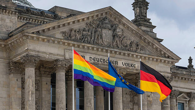 Regenbogenflagge vor dem Reichstag