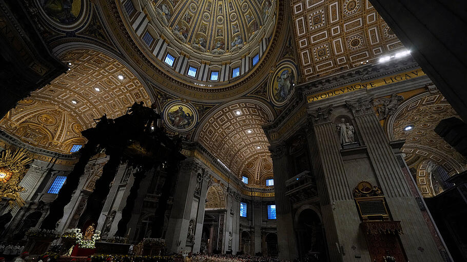 Messfeier zur Osternacht im Petersdom