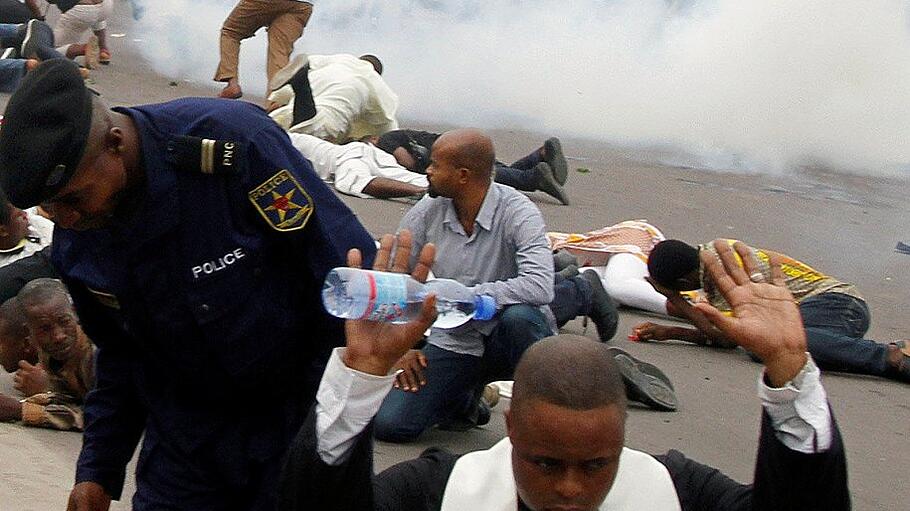 Tränengas-Einsatz bei einer Demonstration gegen Kabila in Kinshasa