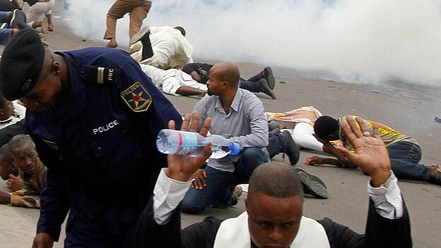 Tränengas-Einsatz bei einer Demonstration gegen Kabila in Kinshasa