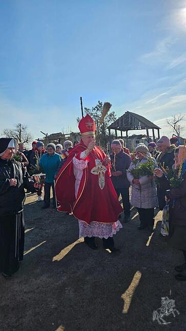 Eindrücke vom Palmsonntag in einer zerstörten Kirche in der Region Mykolaiv und von der Osterfeier in der Kathedrale in Odessa.