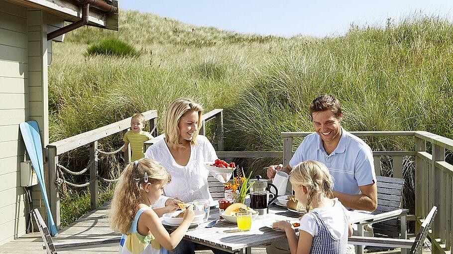 frühstück,ferienhaus,familie,familienleben *** breakfast,holiday villa,family,family life m5r-gv8,model released, Symbol