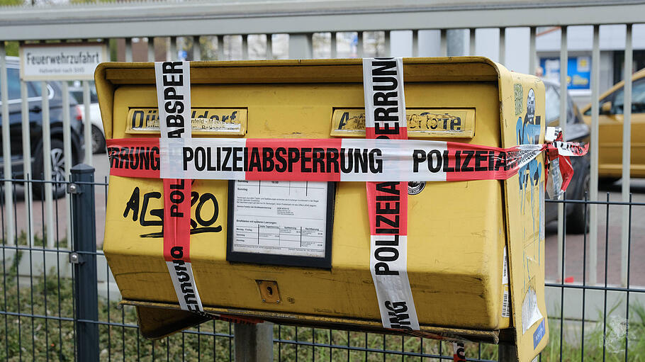 Ein außer Betrieb gesetzter Briefkasten wird mit Polizeiband umwickelt, um zu verhindern, dass Post eingeworfen wird