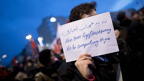 Internationale Proteste gegen Kopftuchzwang