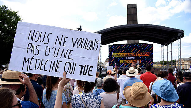 Demo gegen Euthanasie in Frankreich