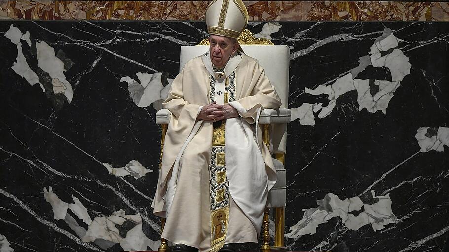 Papst Franziskus zelebriert die Ostermesse im Petersdom.