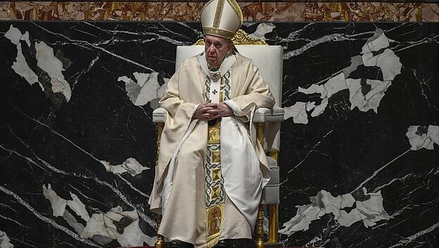 Papst Franziskus zelebriert die Ostermesse im Petersdom.