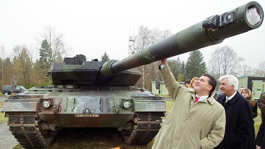 Sigmar Gabriel besichtigt Panzer