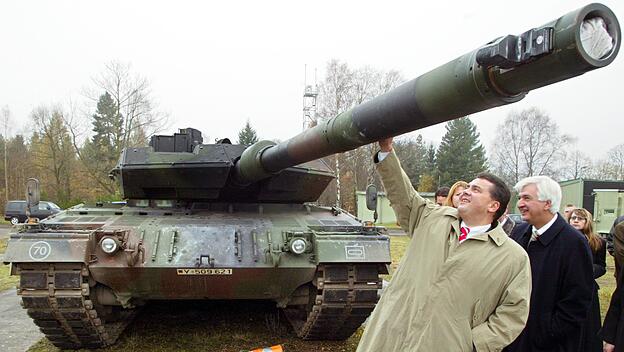 Sigmar Gabriel besichtigt Panzer