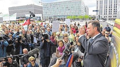 &bdquo;Wir sitzen alle im selben Zug&ldquo;, steht an der Wand hinter GDL-Chef Claus Weselsky.