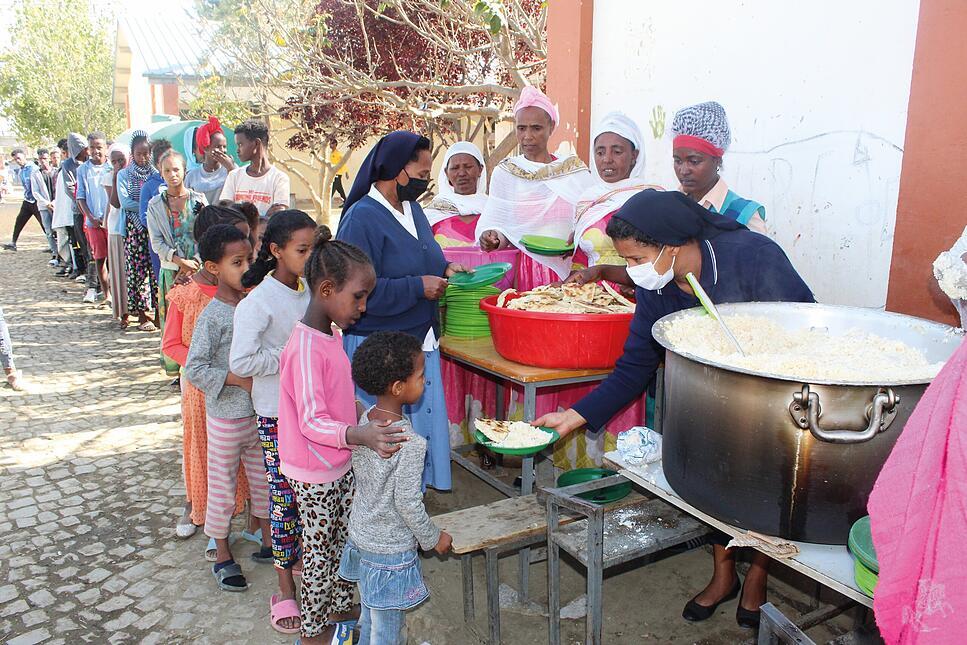 Mary's Meals in Äthiopien: Wegen Verwüstungen durch den Bürgerkrieg müssen sich die Organisatoren an lokal verfügbaren Rohstoffen und Kochmöglichkeiten orientieren.