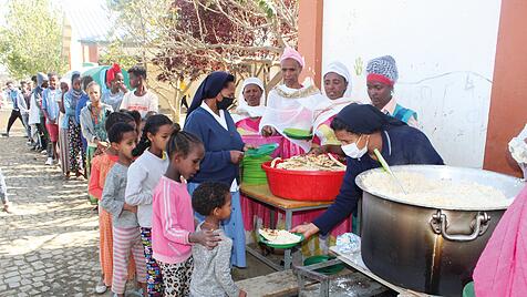 Mary's Meals in Äthiopien: Wegen Verwüstungen durch den Bürgerkrieg müssen sich die Organisatoren an lokal verfügbaren Rohstoffen und Kochmöglichkeiten orientieren.