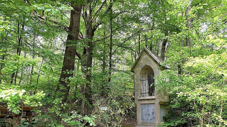 Bronzestatue des heiligen Apostel Matthias  im Wald von Merode