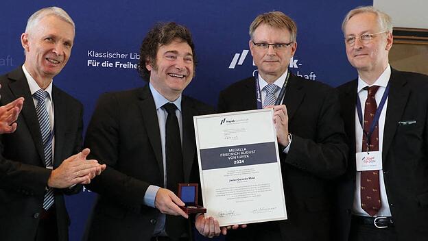 Der argentinische Präsident Javier Milei erhält am 22. Juni 2024 die Hayek-Medaille in Hamburg