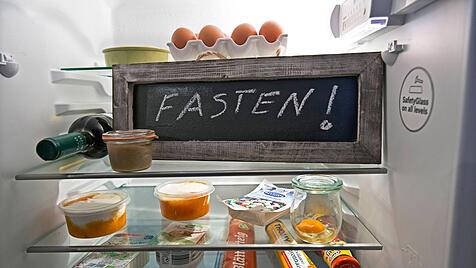 Kühlschrank mit Tafel mit Aufschrift Fasten