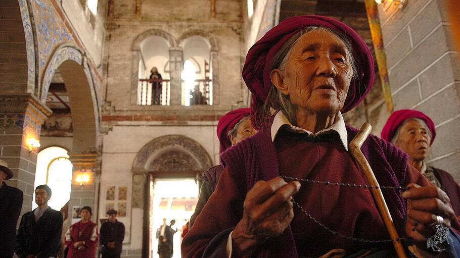Chinesische Gläubige in der katholischen Kirche in Cizhong