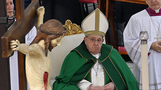 Papst Franziskus bei Messe auf dem Petersplatz