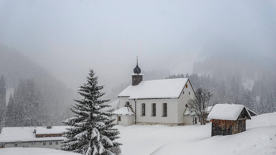 Schneebedeckte Kirche in Österreich