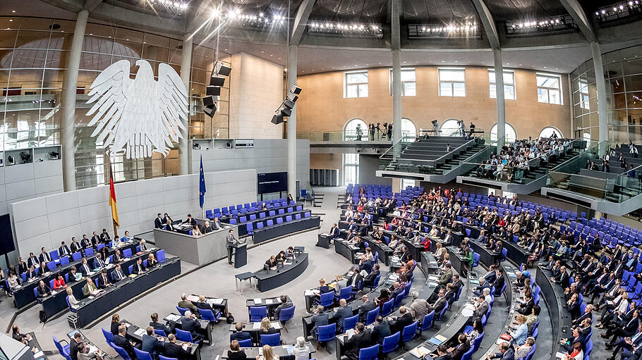 Deutscher Bundestag berät in seiner Sitzung unter anderem über die Parteienfinanzierung und über den Familiennachzug.