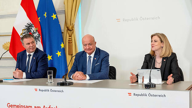 Der österreichische Bundeskanzler Christian Stocker (Mitte)