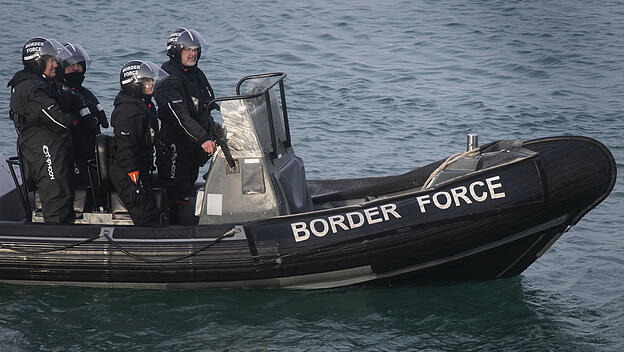 Mitglieder des Grenzschutzes patrouillieren im Hafen von Dover