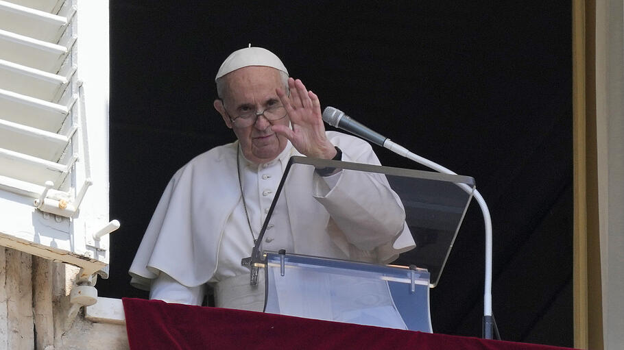 Papst Franziskus hält Angelusgebet