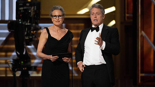 Andie MacDowell und Hugh Grant präsentieren den Preis für das beste Produktionsdesign bei der Oscar-Verleihung in Los Angeles.