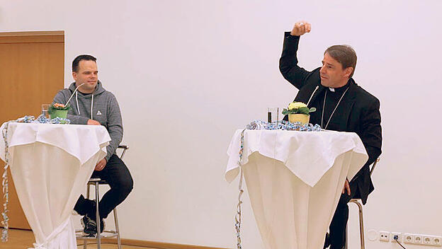 Rudolf Gehrig und Bischof Stefan Oster stellen ihr gemeinsames Buch vor