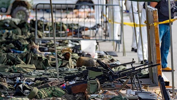 Von kosovarischen Behörden sichergestellte Waffen