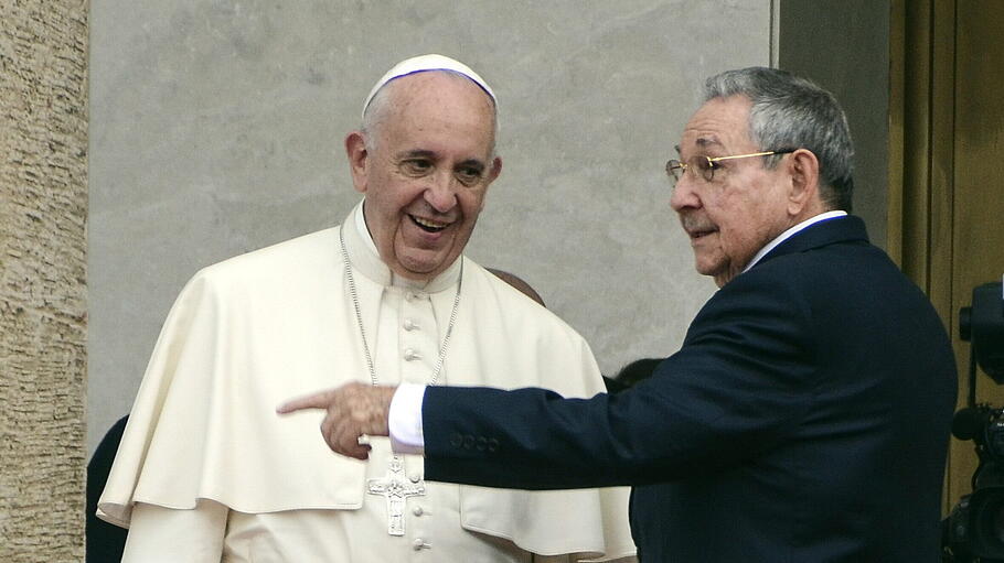 Papst Franziskus trifft Raul Castro