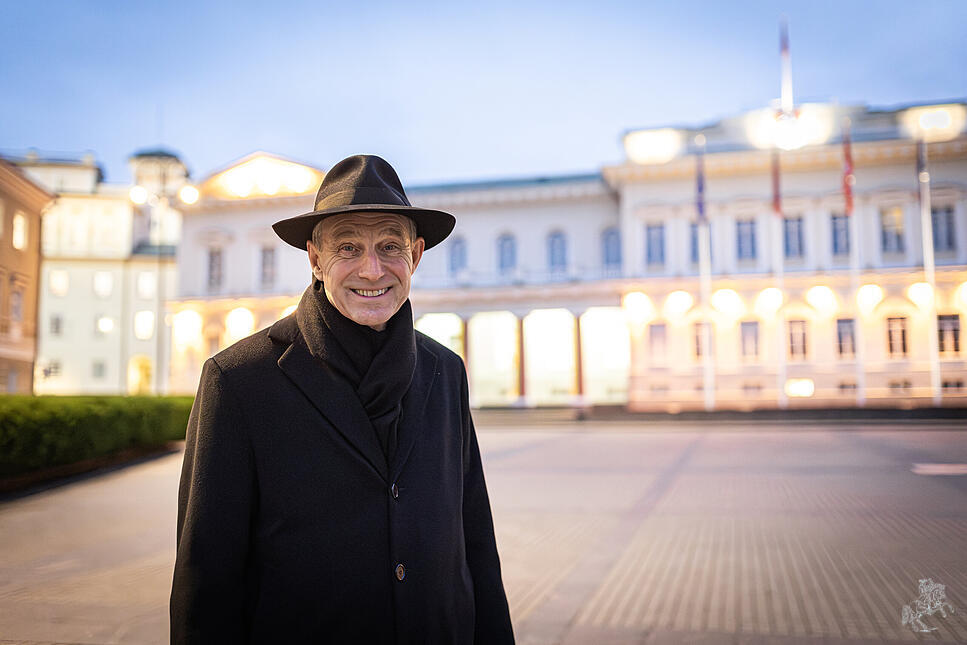 Spaziergang mit Erzbischof Georg Gänswein.