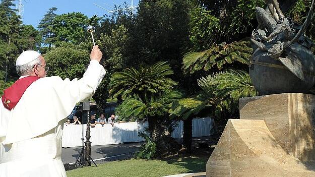 Papst Franziskus segnet Erzengel_Michael-Statue