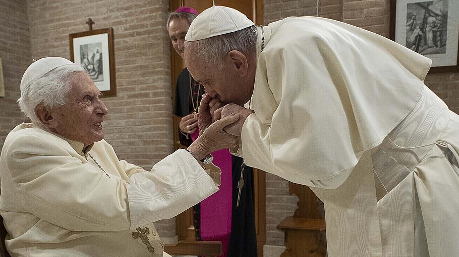 Handkuss von Papst Franziskus für den  emeritierten Papst Benedikt XVI.