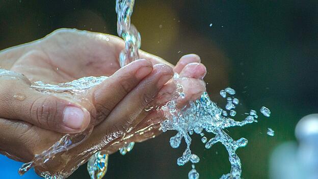 Hände unter fließendem Wasser